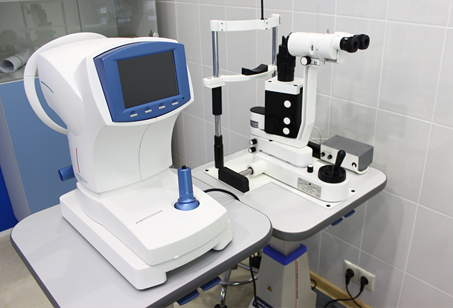 Аппарат обеспечивает объективный метод оценки рефракции (преломляющей способности оптической системы) глаза с помощью автоматического рефрактометра.
